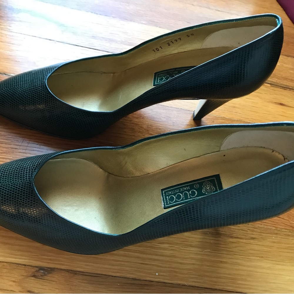 Vintage 1980s Gucci pumps. Size 38B. Dark green embossed leather. - Picture 11 of 13